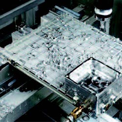 Mounting aluminum cubes Das Aufspannen von Aluminiumwürfeln